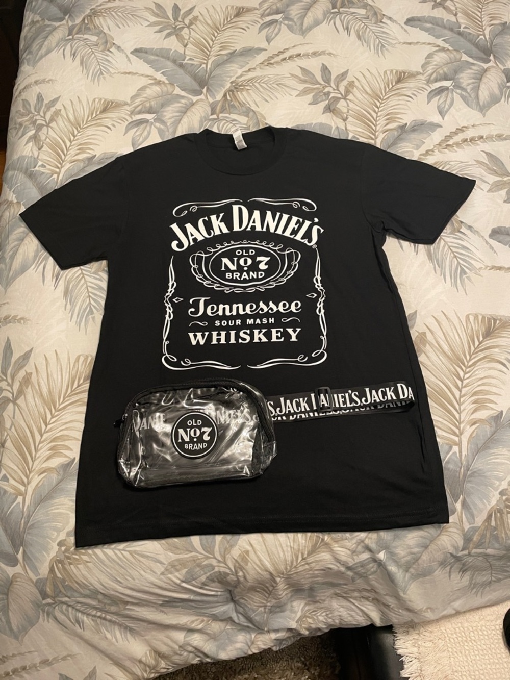 NWOT, Jack Daniel's Black Tennessee Whiskey Logo Tee w/ matching Belt Bag, SZ M